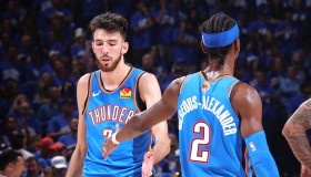 勒布朗·詹姆斯退役传闻回应：篮球传奇未定退役时间